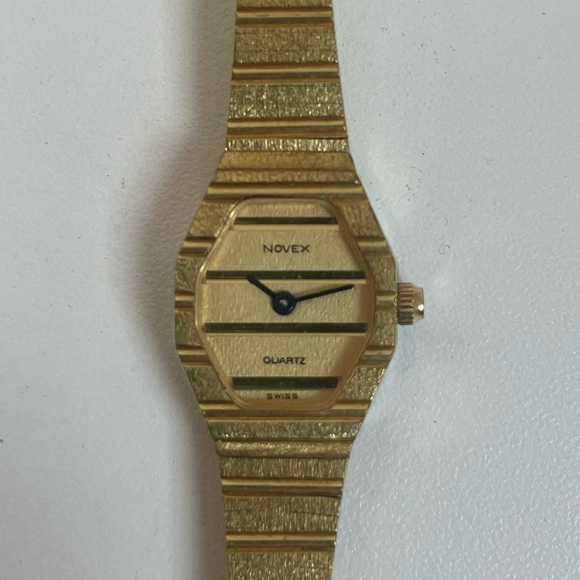 VINTAGE Novex Quartz Swiss Small GOLD Watch - Picture 3 of 4